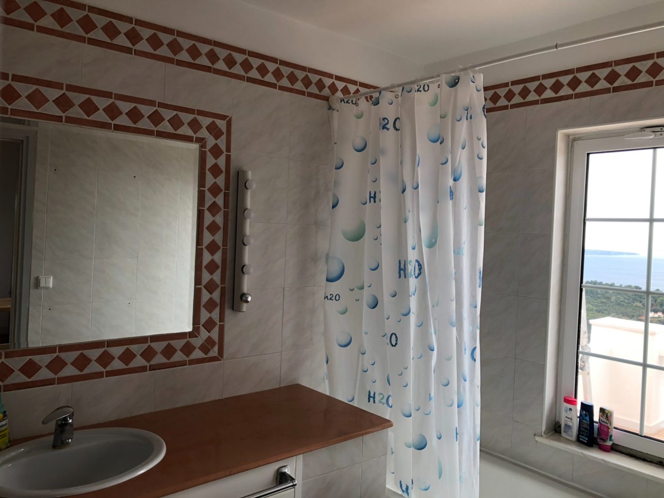 oberes Bad mit Badewanne/WC Hauptwohnung